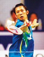 Tiến Minh trong trận chung kết với Chong Wei Feng 
 
